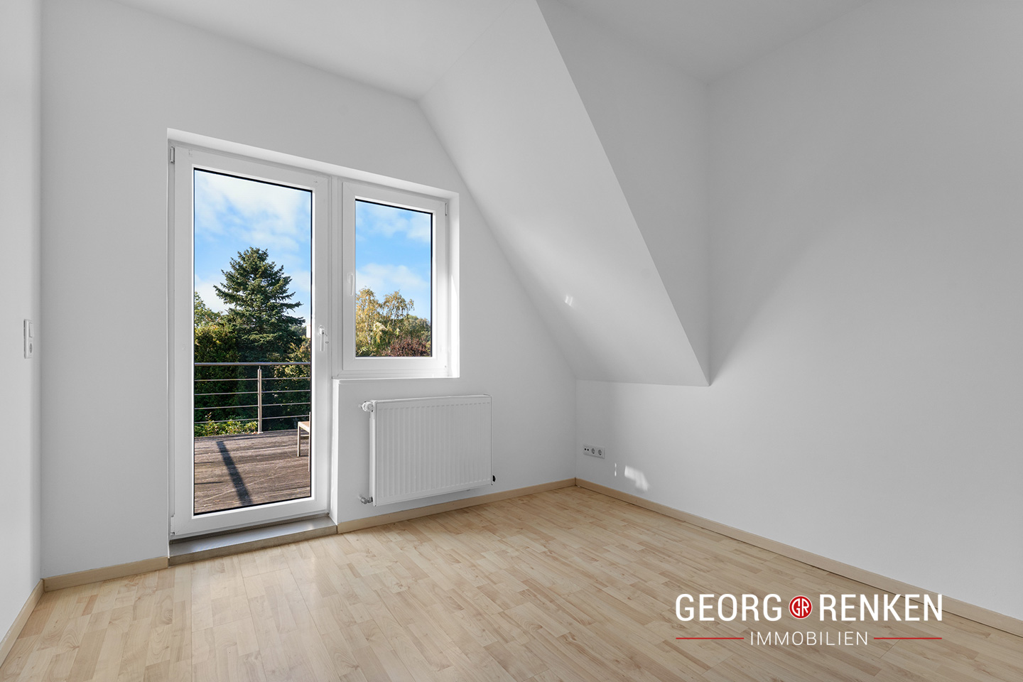 Obergeschoss - Kinderzimmer 3 mit Blick Richtung Terrasse 2