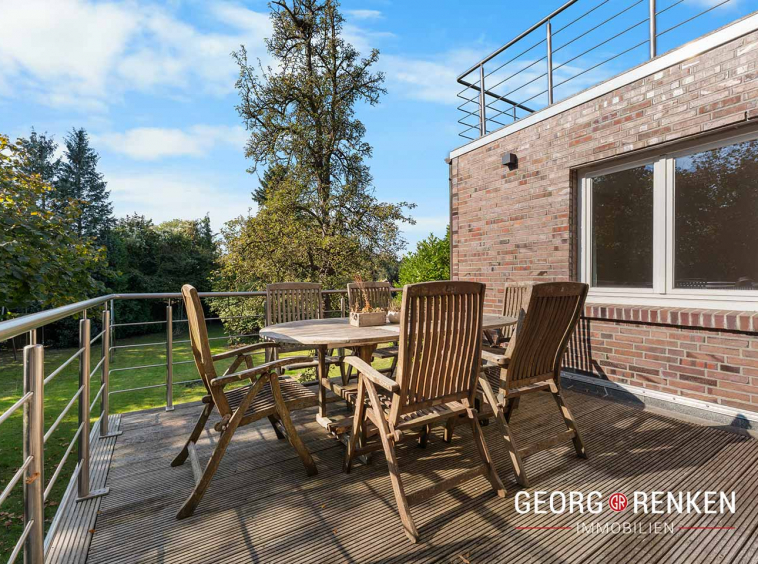 Hochparterre - Terrasse mit Sitzgarnitur aus Holz