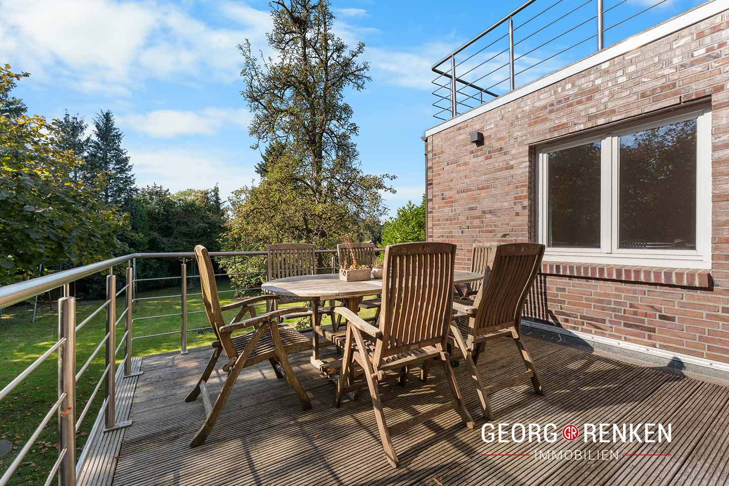 Hochparterre - Terrasse mit Sitzgarnitur aus Holz