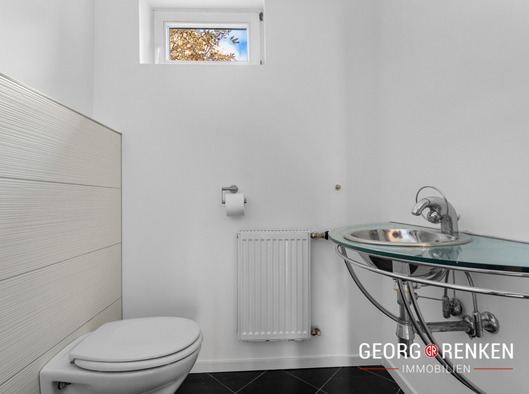 Hochparterre - Gäste-WC mit Toilette und Waschbeckentisch