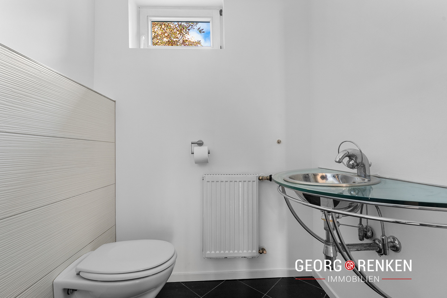 Hochparterre - Gäste-WC mit Toilette und Waschbeckentisch