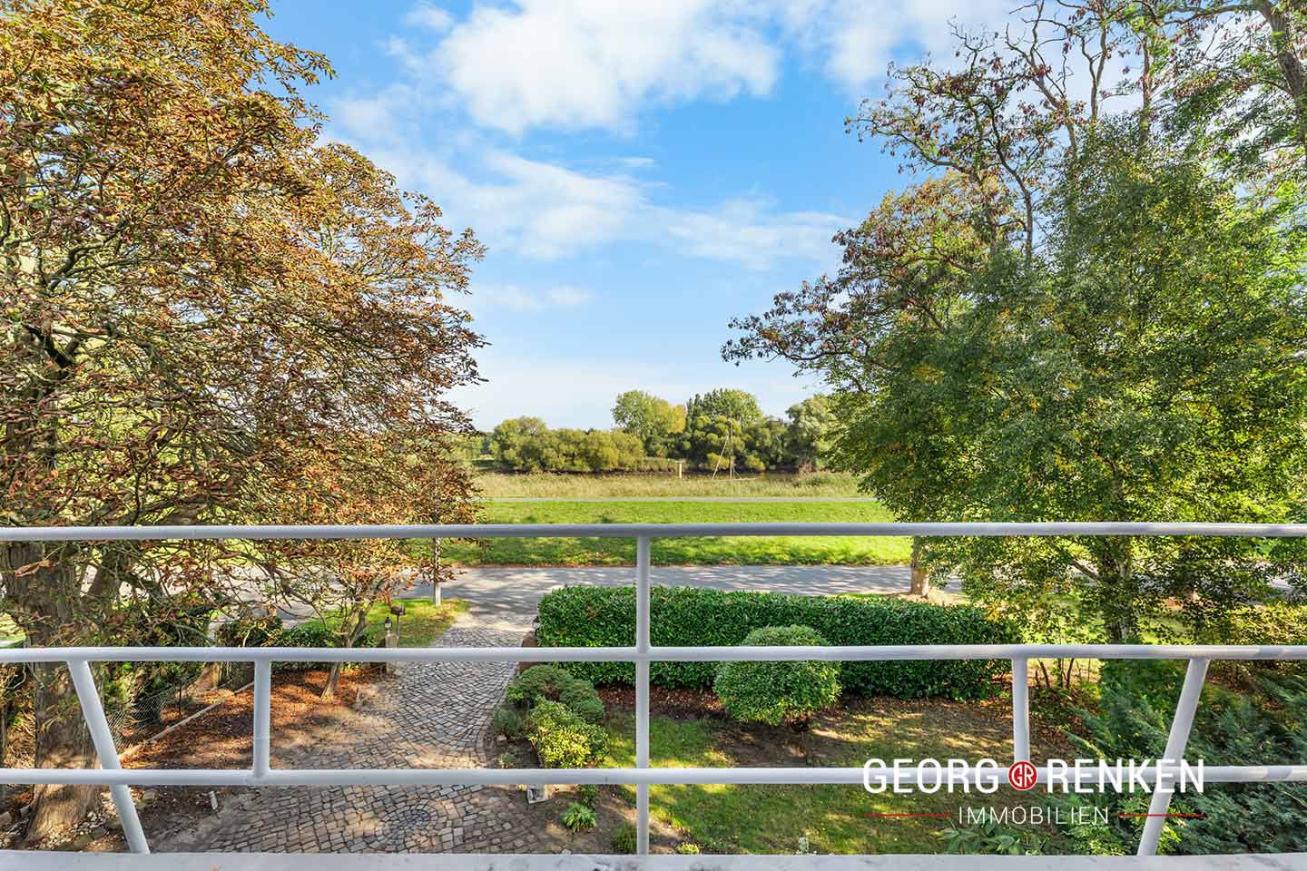 Obergeschoss - Blick vom Balkon zur Straße Richtung Lesum