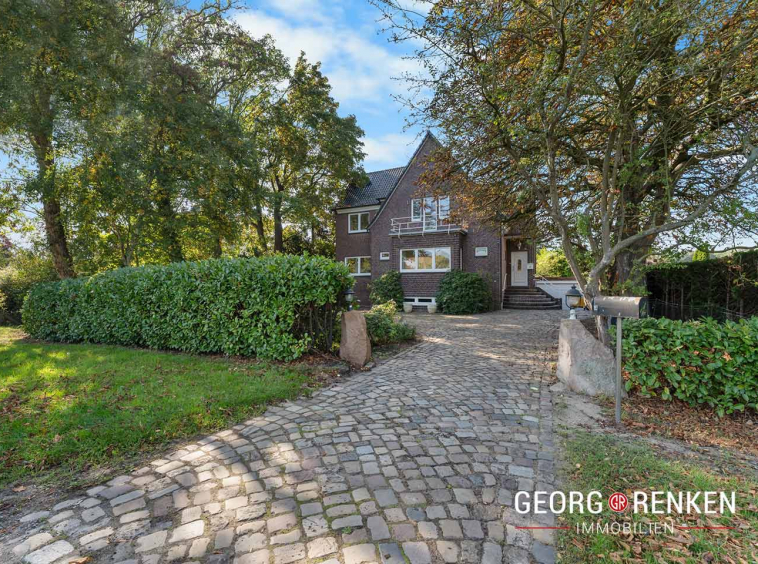 Blick Richtung Einfahrt, Hecke und Zweifamilienhaus