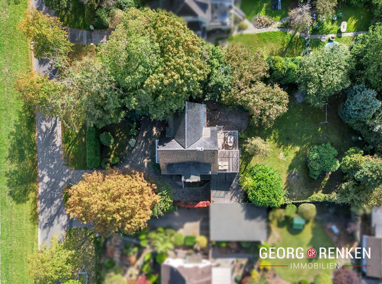Blick auf das gesamte Grundstück mit Haus und Garten