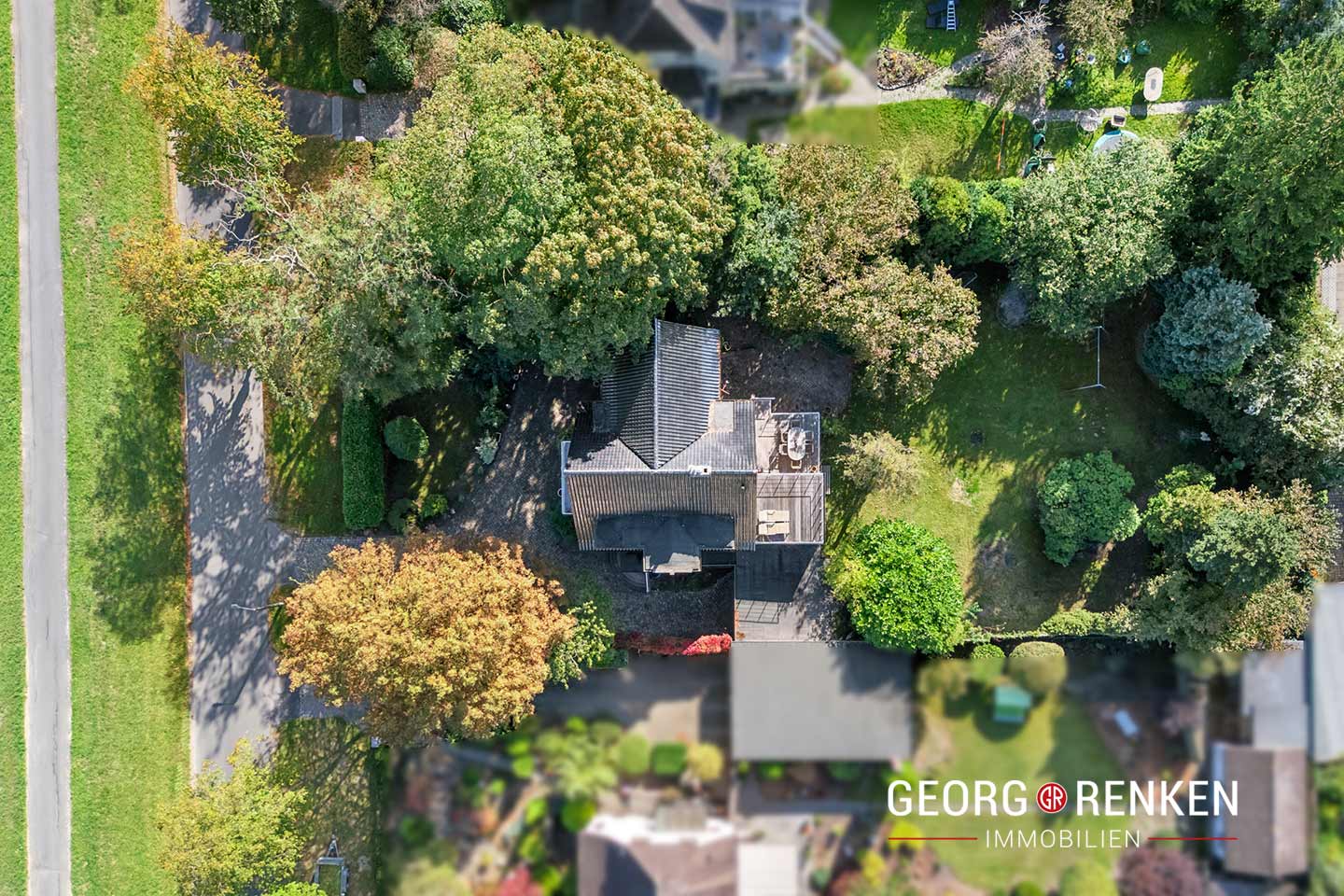 Blick auf das gesamte Grundstück mit Haus und Garten