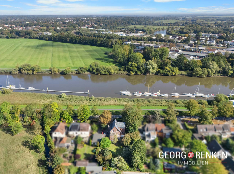 Blick auf das Zweifamilienhaus, die Lesum und die Wiese