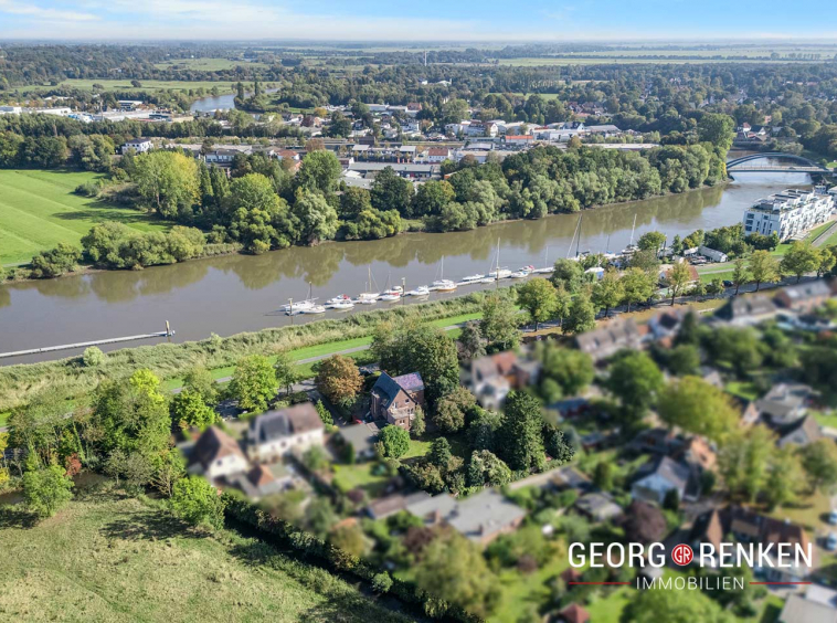 Blick auf das Zweifamilienhaus und die Lesum