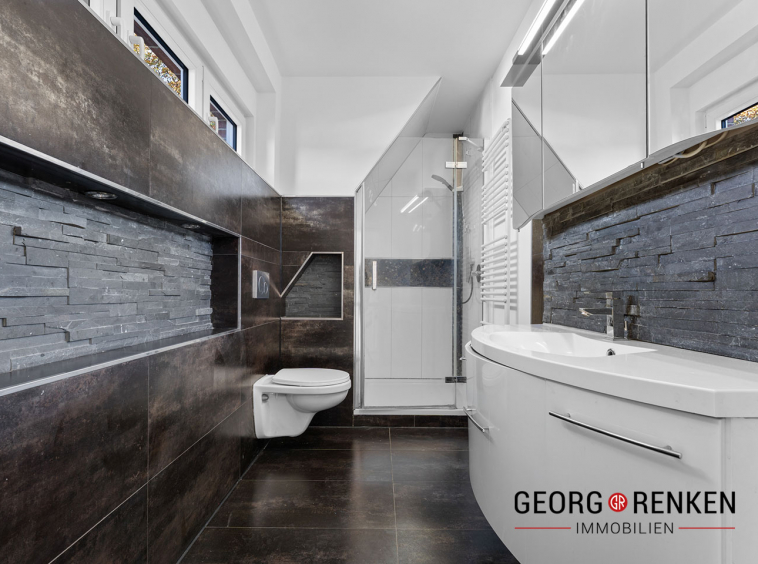 Obergeschoss - Badezimmer mit WC, Dusche und Waschbeckentisch