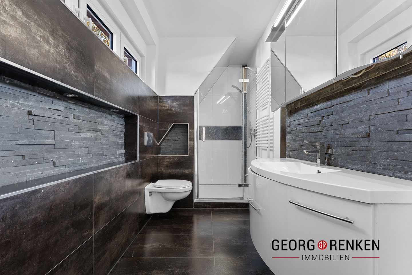 Obergeschoss - Badezimmer mit WC, Dusche und Waschbeckentisch