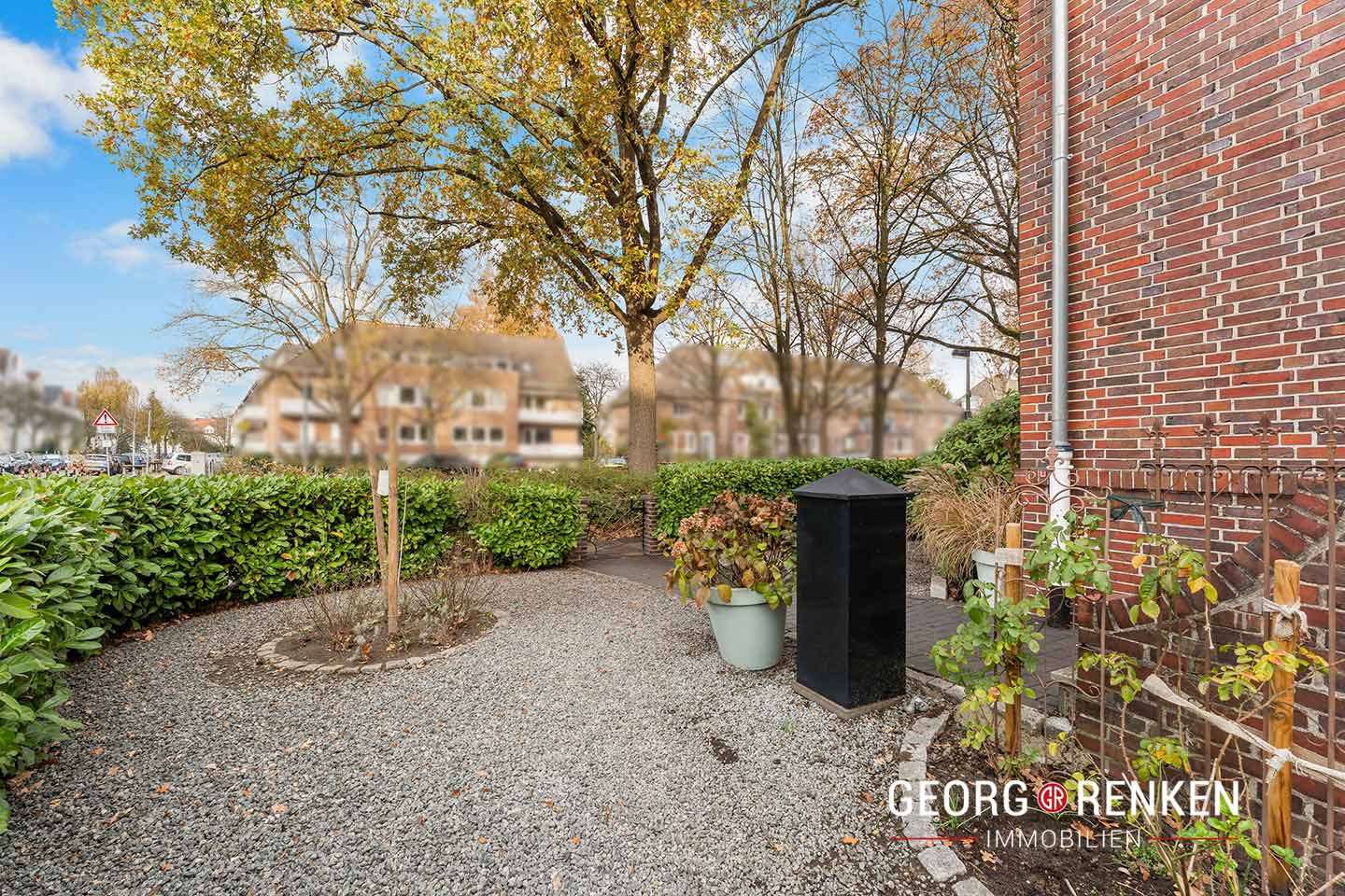 Vorgarten und Postkasten