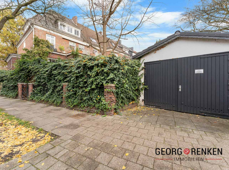 Garage mit Holztüren