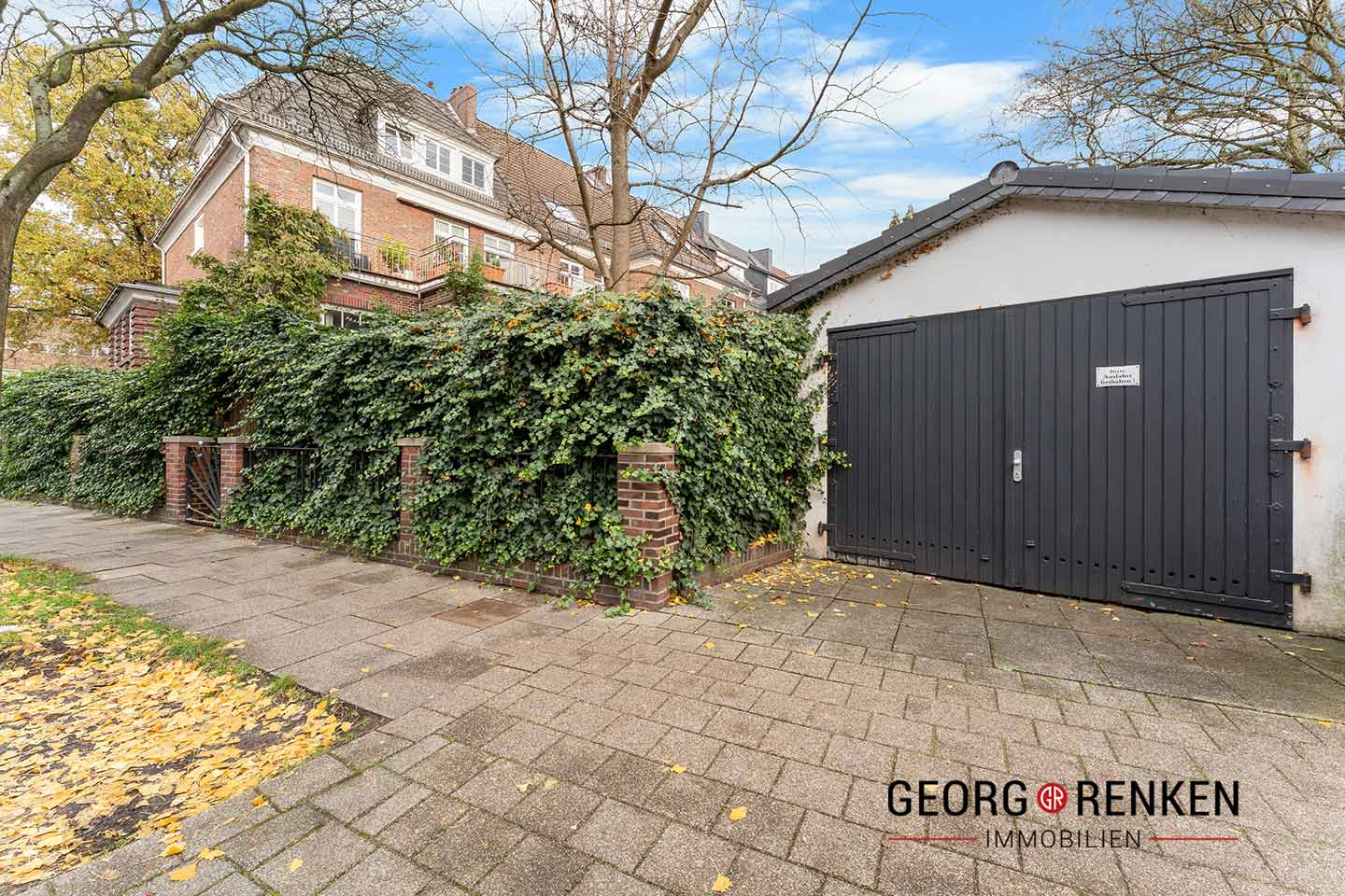 Garage mit Holztüren