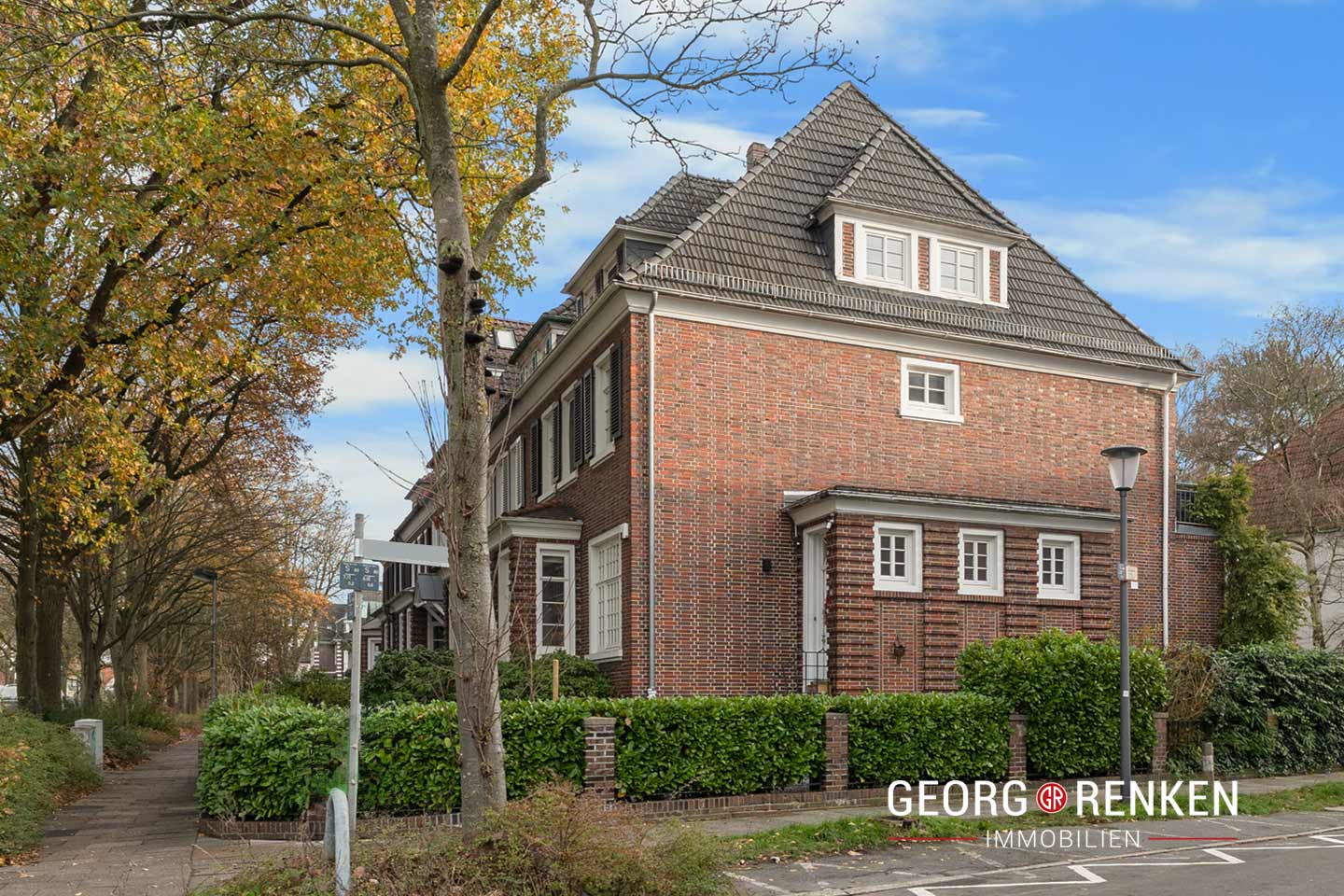 Sicht auf das Einfamilienhaus (Endhaus) von der Straße