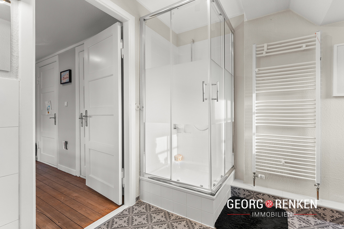 Dachgeschoss, Dusche im Badezimmer