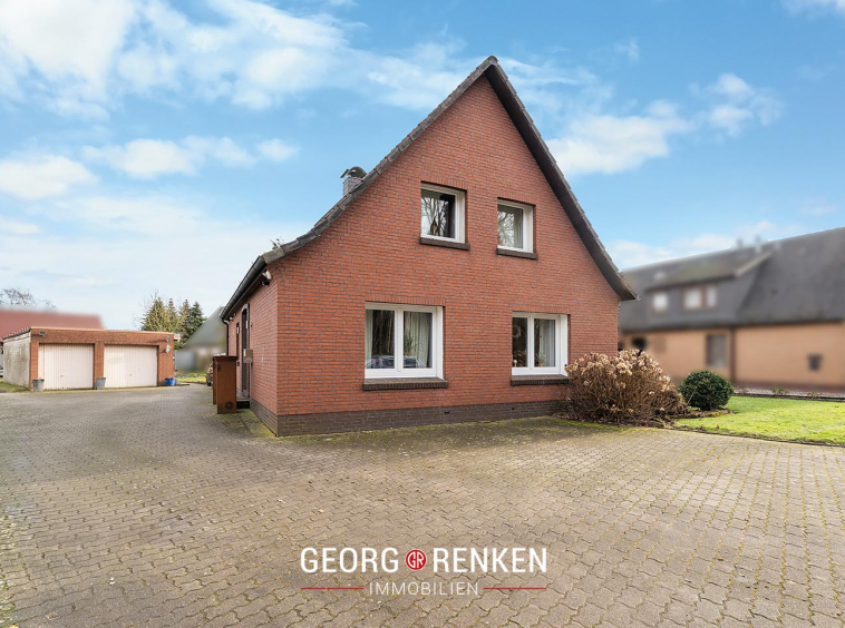 Einfahrt und Hausfront