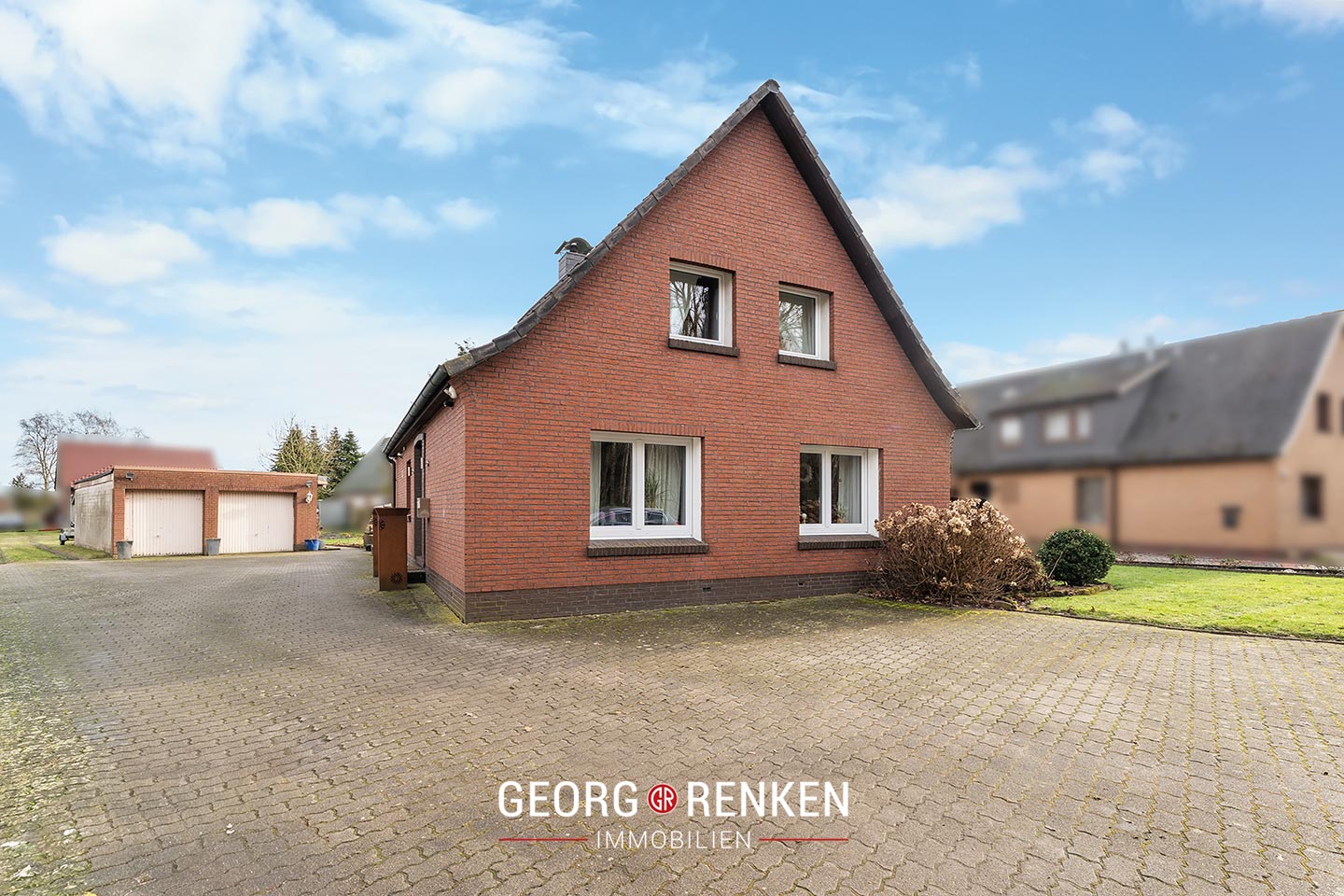 Einfahrt und Hausfront