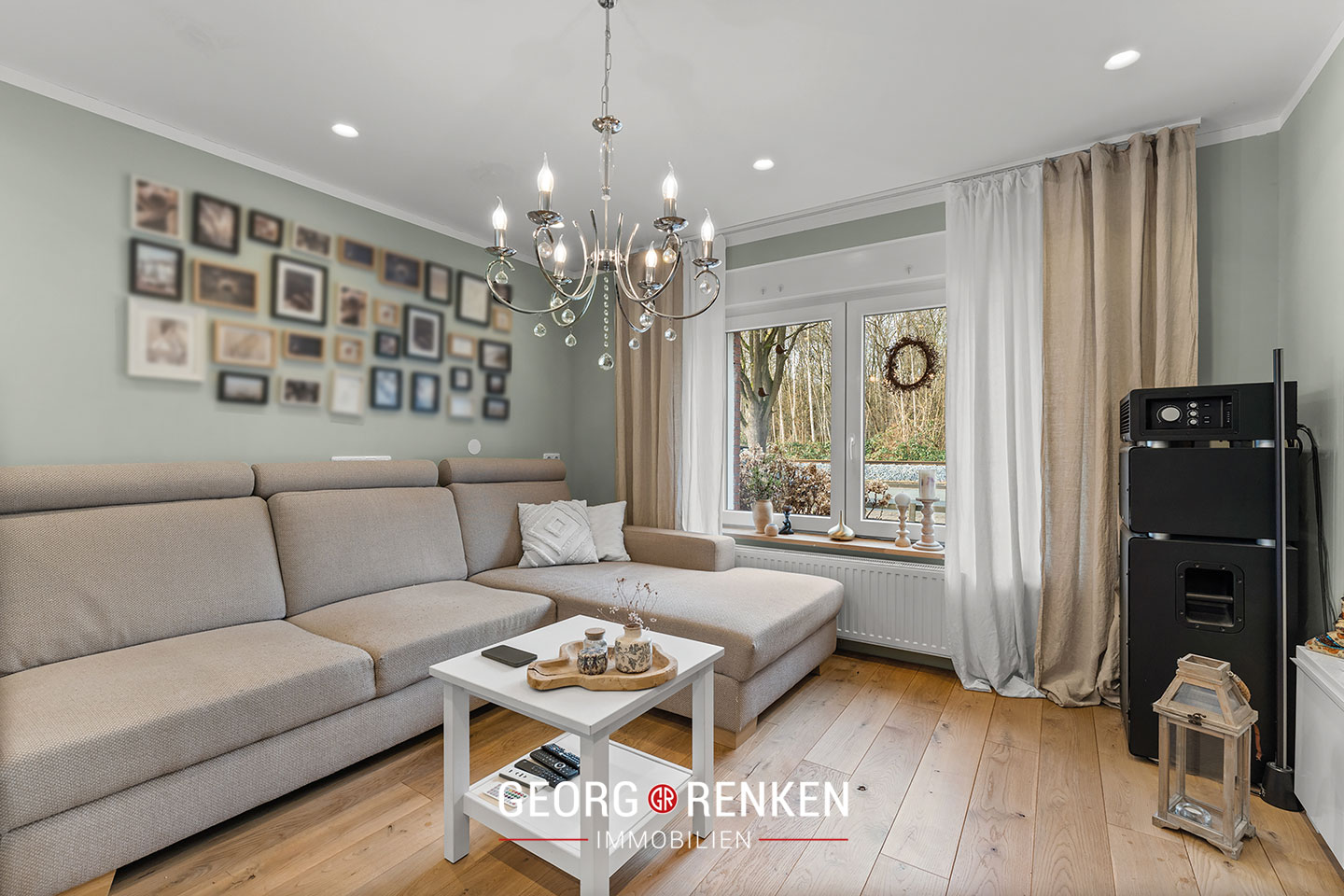 EG, Wohnzimmer, Blick zur Strasse