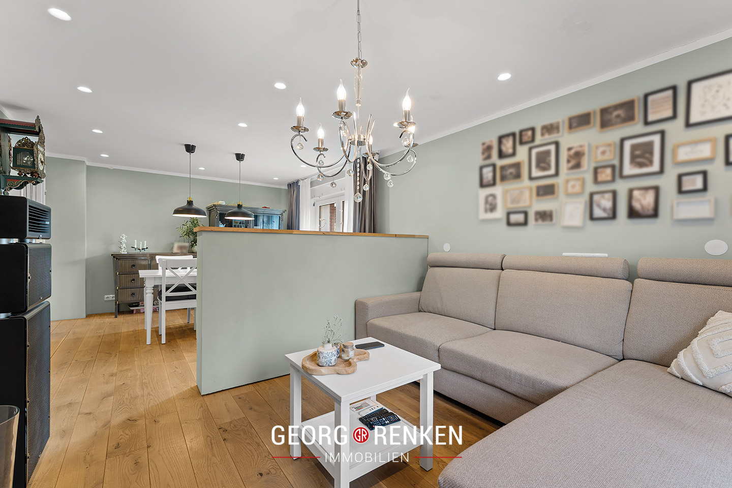 EG, Wohnzimmer Blick zum Esszimmer