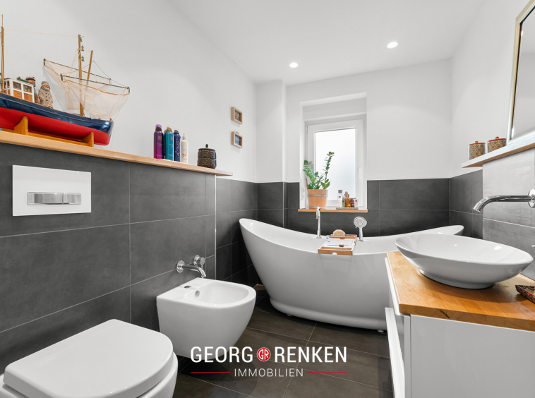 EG, Badezimmer, Badewanne