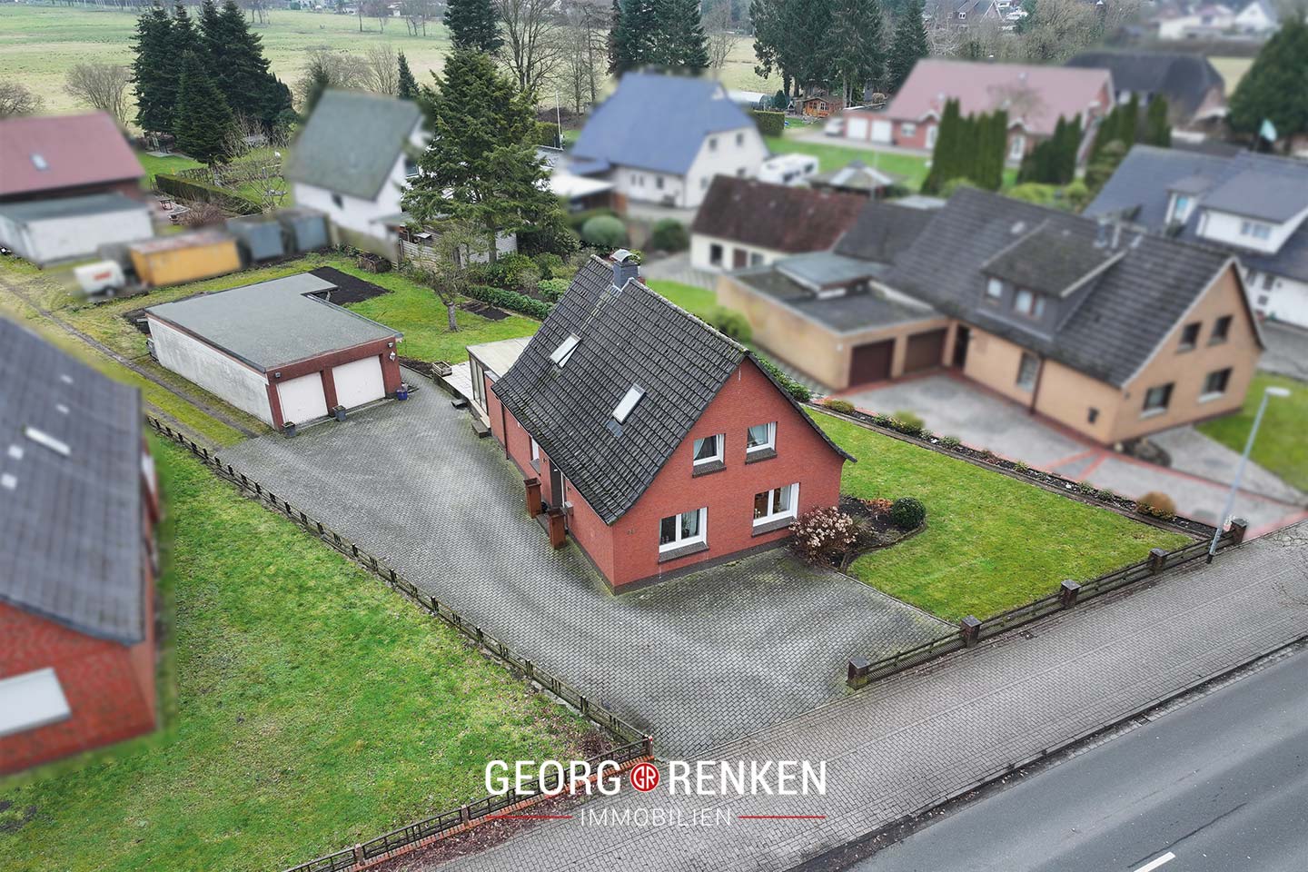 Einfamilienhaus, Doppelgarage, großes Grundstück